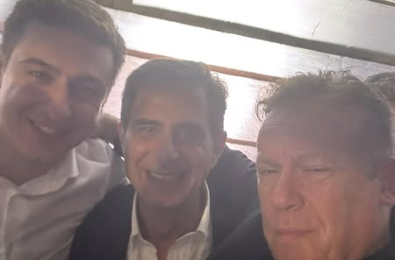 tΔεν θα μπορούσα να λείψω από τη γιορτή της ΝΔ. Πάμε για άλλα πενήντα χρόνια !